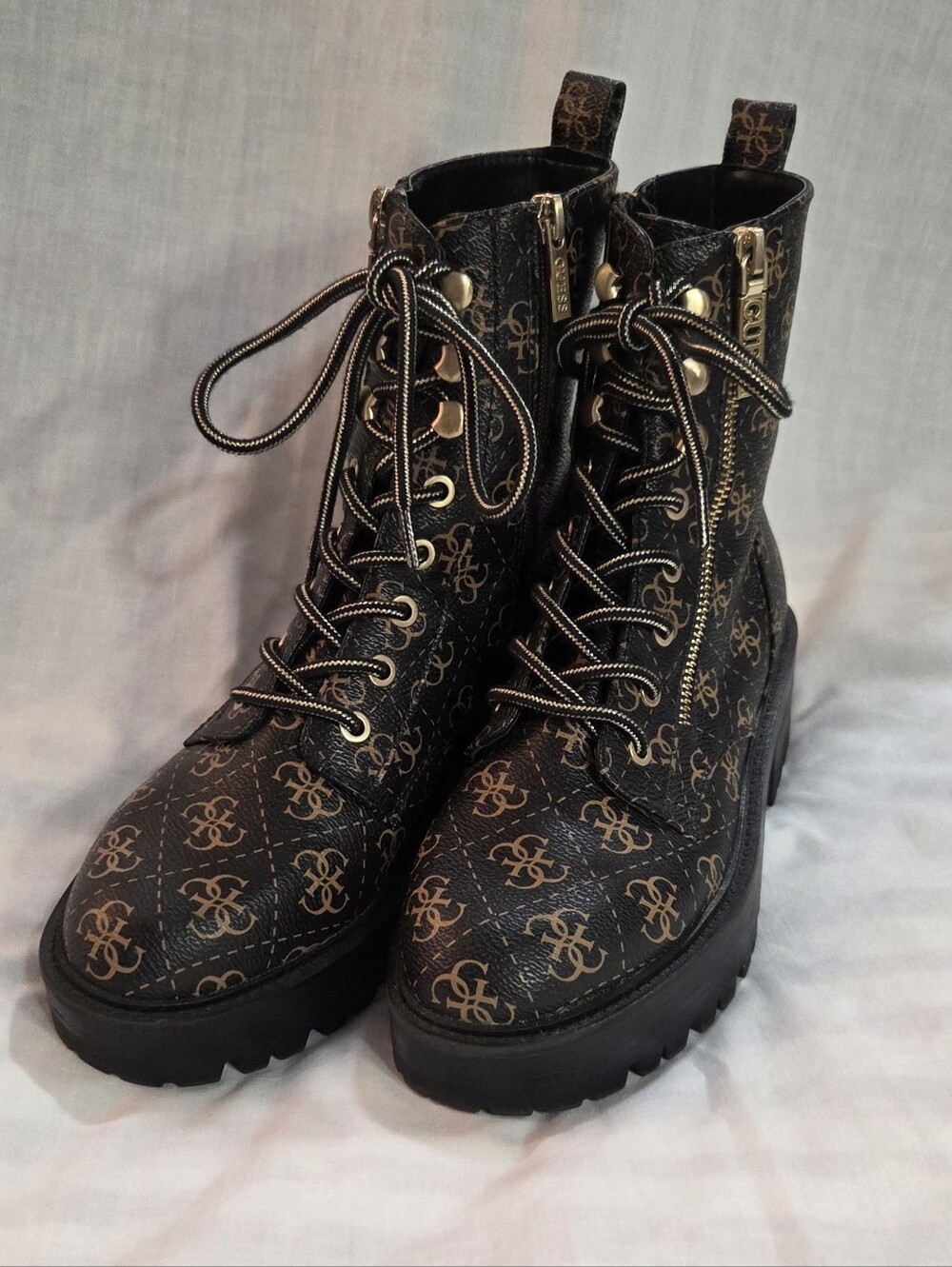 GUESS Fearne Combat Ankle Boots Logo Print Lace-Up Side Zipper 7.5M Black Gold